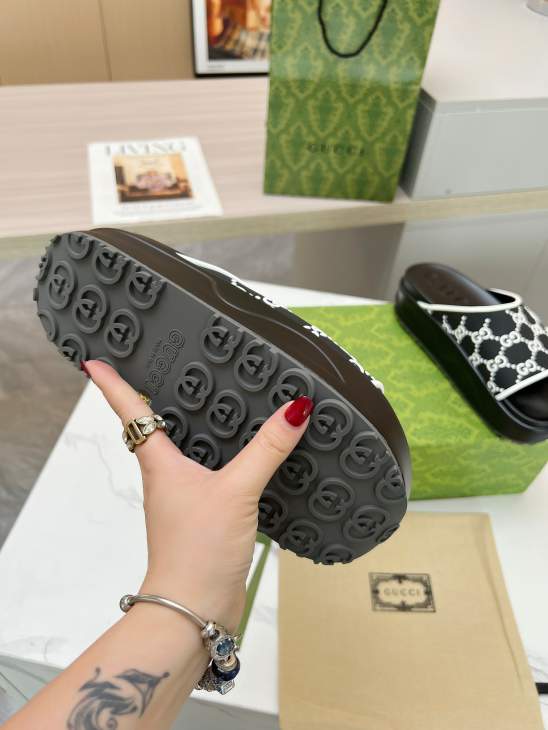 Picture of Gucci Slippers _SKUGuccisz35-46h07022367